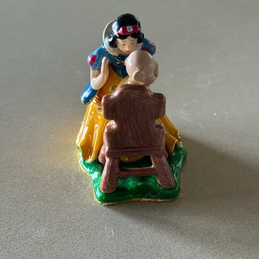 RARE Disney Collectible Snow White Kissing Dopey (standing on stool). Pristine - Picture 6 of 10
